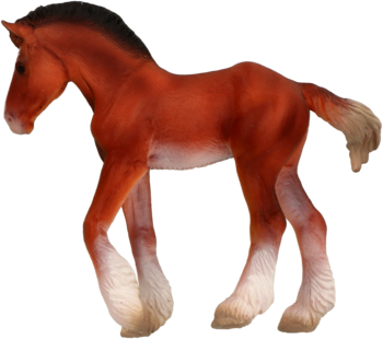 Figurka źrebaczka rasy zimnokrwistej, ruda sierść, ciemna grzywa i ogon, jasne pióra, widok z boku.