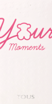 Białe opakowanie perfum Tous Your Moments. Różowy napis 'Your' z misiem zamiast 'o', poniżej 'Moments'.