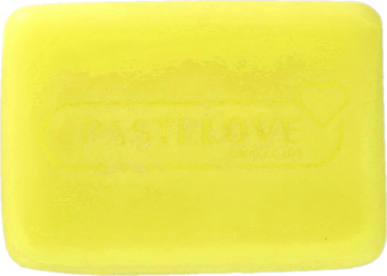 Jasnożółta prostokątna kostka mydła Pastelove Mango, z wytłoczonym logo i sercem, widok z góry.