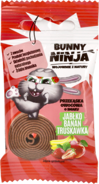 Czerwono-biała saszetka owocowej przekąski Bunny Ninja Jabłko Banan Truskawka z widocznym zwiniętym płatkiem.