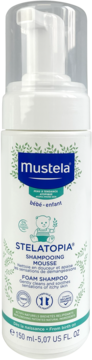 Biała butelka Mustela Stelatopia Foam Shampoo dla dzieci, widok z przodu, z niebiesko-zieloną etykietą.