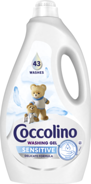 Biała butelka Coccolino Sensitive Washing Gel, widok z przodu. Etykieta: misie, napis 43 WASHEST, delikatna formuła.