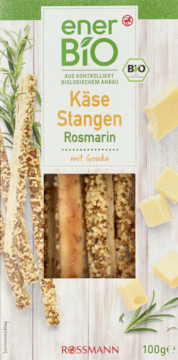 Opakowanie enerBiO Bio Paluszki serowe z rozmarynem i serem Gouda. Drewniane tło z serem i świeżym rozmarynem.