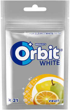 Orbit White owocowa guma bez cukru, 21 sztuk, w srebrnej torebce z owocami i logo, widok z przodu.