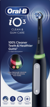 Oral-B iO3, czarna szczoteczka elektryczna z inteligentnym czujnikiem nacisku, w granatowym opakowaniu.