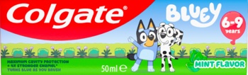 Opakowanie pasty Colgate Bluey Mint 50ml dla dzieci 6-9 lat. Postacie Bluey i Bingo machające, na tle trawy.