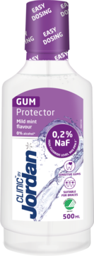 Jordan Clinic Gum Protector płyn do płukania jamy ustnej 500ml, miętowy, bez alkoholu, biała butelka z dozownikiem, widok z przodu.