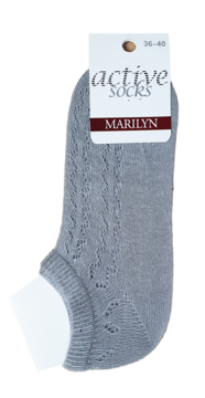 Szara, krótka skarpetka Marilyn Active Socks z ażurowym wzorem, widok z przodu, na oryginalnym opakowaniu.