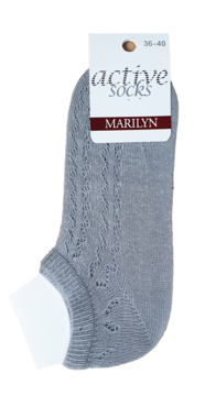 Szara, krótka skarpetka Marilyn Active Socks z ażurowym wzorem, widok z przodu, na oryginalnym opakowaniu.