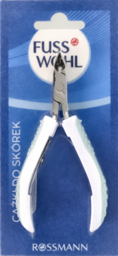 Cążki do skórek Fusswohl w niebieskim blistrze Rossmann, stalowe ostrza i białe uchwyty. Widok z przodu.
