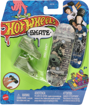 Hot Wheels Skate zestaw: zielony blister, fingerboard z czaszkami Tony Hawk i zielone buty na palce. Widok z przodu.