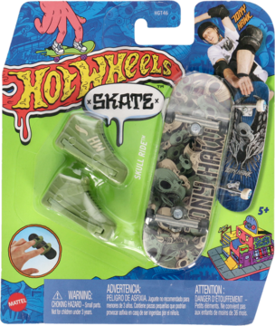 Hot Wheels Skate zestaw: zielony blister, fingerboard z czaszkami Tony Hawk i zielone buty na palce. Widok z przodu.