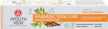 Białe opakowanie pasty do zębów AYOUTH VEDA Ayurvedic Total Care 360 z pomarańczowym pasem i ziołowymi ilustracjami, widok z przodu.