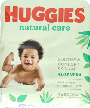 Huggies Natural Care chusteczki nawilżane z Aloe Vera, jasnozielone opakowanie z uśmiechniętym dzieckiem, widok z przodu.