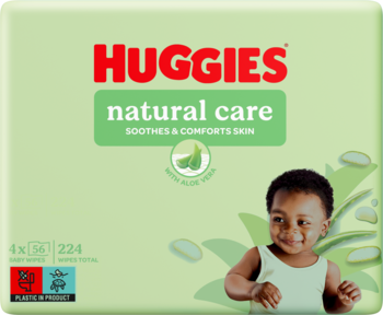 Jasnozielone opakowanie chusteczek Huggies Natural Care z aloesem, ujęcie z przodu, z uśmiechniętym dzieckiem.