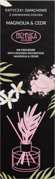Czarne opakowanie patyczków zapachowych Pachnąca Magnolia & Cedr z kwiatowymi ilustracjami i dyfuzorem, widok z przodu.