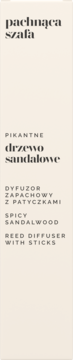 Etykieta dyfuzora zapachowego z patyczkami Spicy Sandalwood, tekst na beżowym tle, widok z przodu.