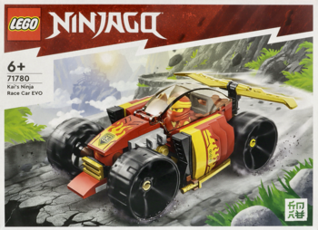 LEGO Ninjago 71786: Czerwono-żółty samochód wyścigowy Kai'a z dużymi kołami, na pudełku. Widok z przodu.