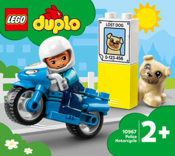 Zestaw LEGO Duplo 10967 Policja: figurka na niebieskim motocyklu, znak Lost Dog i figurka mopsa.