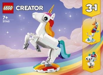 LEGO Creator 31140 Magical Unicorn 3in1, biały jednorożec z tęczową grzywą i ogonem, obok alternatywne budowle.