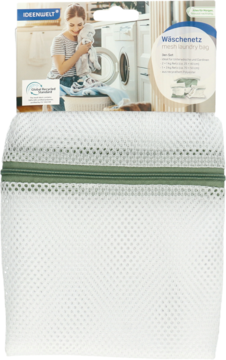 Komplet 3 białych siatek do prania z zielonym zamkiem, dwie małe i jedna duża, na opakowaniu kobieta przy pralce.