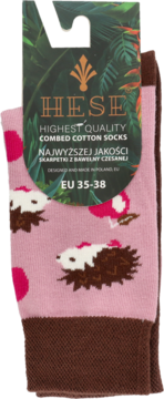 Różowe skarpetki HESE z czesanej bawełny ze wzorem jeży i brązowymi ściągaczami. Widok z przodu z metką.