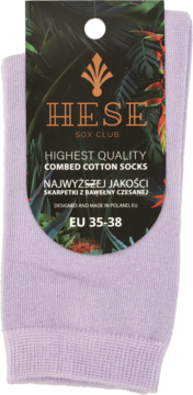 Para jasnofioletowych skarpetek HESE Sox Club z czesanej bawełny, EU 35-38, z etykietą z motywem roślinnym.