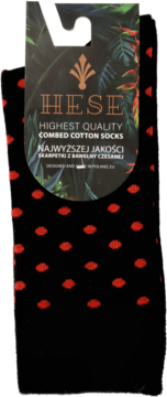 Czarne skarpetki HESE w czerwone kropki, z etykietą "Highest Quality Combed Cotton Socks" i wieszakiem.