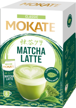 Biało-zielone pudełko Mokate Matcha Latte, napój w proszku, z grafiką zielonej latte z sercem, widok pod kątem.