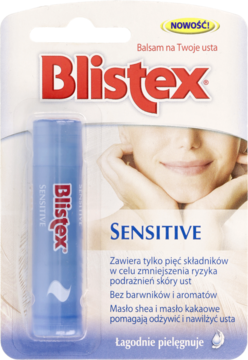 Balsam do ust Blistex Sensitive w białym blistrze, niebieski sztyft, kobieta na tle. Bez barwników, masło shea i kakaowe.
