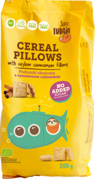 Żółte opakowanie Super FUDGIO Cereal Pillows z cynamonem cejlońskim, z łodzią podwodną i hasłem 'NO ADDED SUGAR'.