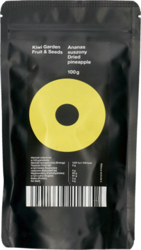 Kiwi Garden: czarna torebka suszonego ananasa 100g, z żółtą obręczą ananasa na środku, widok z przodu.