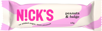 Baton N!CK'S Peanuts & Fudge, 40g, w różowo-białym opakowaniu, z napisem: "no added sugar". Widok z przodu.