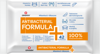 Białe opakowanie chusteczek antybakteryjnych Gipharm, z pomarańczowym napisem "ANTIBACTERIAL FORMULA" i detalami składu.