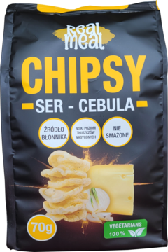 Czarna paczka chipsów Real Meal Ser-Cebula 70g, nie smażonych, z obrazem chipsów i sera.