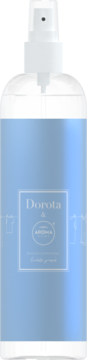 Mgiełka Dorota Szelągowska & Aroma Home Świeże Pranie, butelka z błękitną etykietą i białym atomizerem, z przodu.