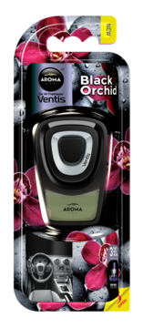 Czarny odświeżacz samochodowy Aroma Ventis Black Orchid w opakowaniu, widok z przodu. Tło z orchideami.