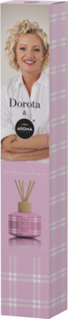 Różowy dyfuzor Aroma Home Dorota z patyczkami w pudełku w kratę i wizerunkiem Doroty Szelągowskiej.