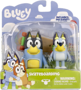 Zestaw Bluey Skateboard z figurkami psa Bluey i Bandit, deskorolką, w zafoliowanym blistrze. Widok z przodu.