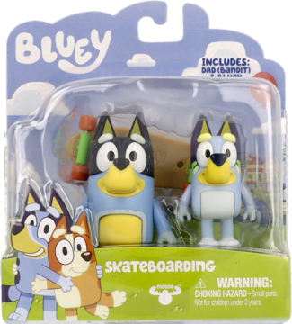 Zestaw Bluey Skateboard z figurkami psa Bluey i Bandit, deskorolką, w zafoliowanym blistrze. Widok z przodu.