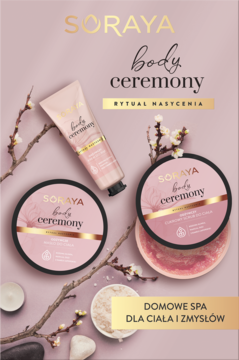 Różowa seria Soraya Body Ceremony: krem, peeling, balsam na tle spa z kwitnącymi gałązkami.