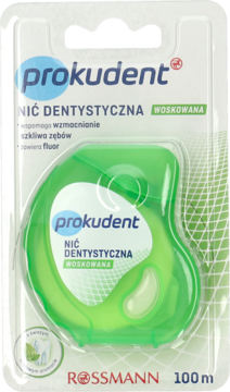 Prokudent nić dentystyczna zielona, woskowana, w przezroczystym blistrze, frontalny widok na biało-zielonym tle.