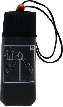 Czarny płaszcz przeciwdeszczowy w kompaktowym etui, widok z przodu, z czerwonym ściągaczem i rozmiarem L/XL.