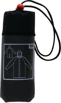Czarny płaszcz przeciwdeszczowy w kompaktowym etui, widok z przodu, z czerwonym ściągaczem i rozmiarem L/XL.