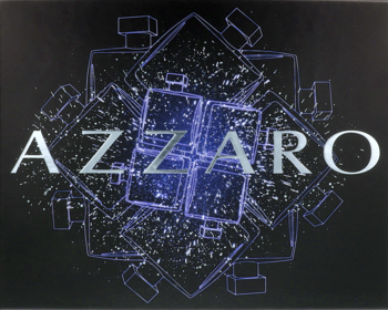 Srebrne logo AZZARO na ciemnym tle z błyszczącymi, niebieskimi, futurystycznymi kształtami perfum.