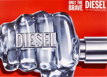 Flakon perfum Diesel Only the Brave w kształcie metalowej pięści z logo DIESEL na kłykciach, na czerwonym tle.