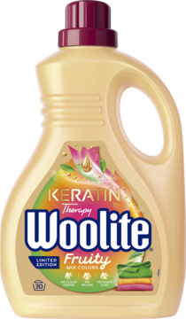 Woolite Fruity Mix Colors płyn 1.8L, brzoskwiniowa butelka, etykieta z egzotycznymi owocami i stosem ubrań.