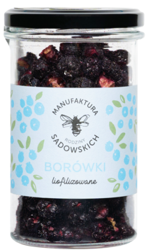 Słoik borówek liofilizowanych Manufaktury Rodziny Sadowskich, niebieska etykieta z logo pszczoły, widok z przodu.