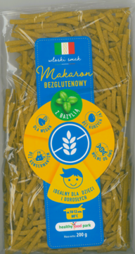 Makaron bezglutenowy z bazylią Healthy Food Park, w przezroczystej torebce z zielonymi kawałkami, widok z przodu.