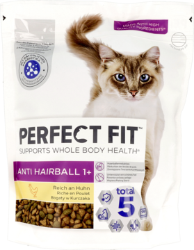 Białe opakowanie suchej karmy Perfect Fit Anti Hairball 1+ z kurczakiem, widok z przodu, z kotem i granulatem.